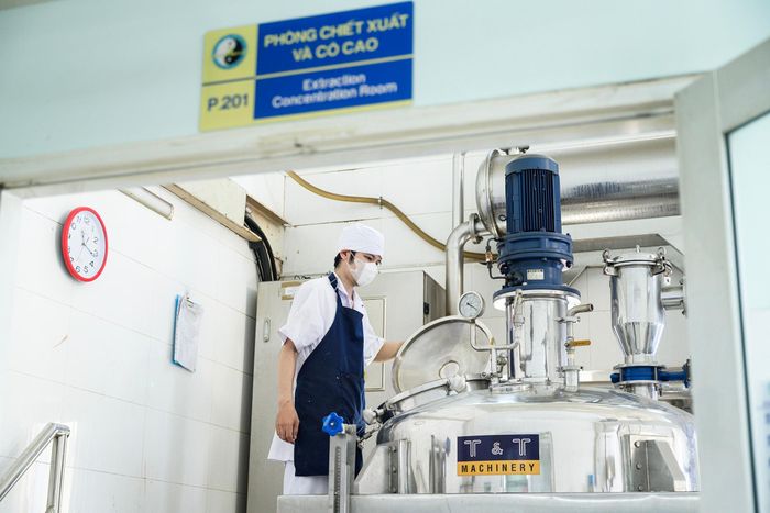  Bên trong phòng chiết xuất và cô cao. Thảo dược được nấu và cô đặc trong hệ thống nồi chiết inox khép kín để thu giữ tối đa lượng hoạt chất. 
