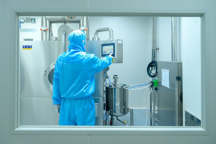  Dây chuyền sản xuất thuốc Đông y là hệ thống máy móc khép kín, biến dược liệu thô thành đủ dạng thành phẩm từ viên hoàn, cao lỏng cho tới thuốc bột hay thuốc nước. Mỗi mẻ thuốc đều được giám sát liên tục nhằm bảo đảm chất lượng ổn định trước khi chuyển sang công đoạn tiếp theo. 