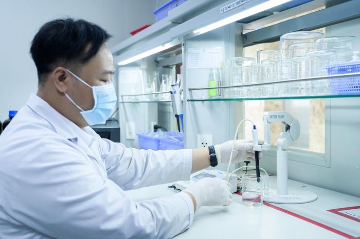  Sau khi bào chế, các mẫu thuốc sẽ được đưa về phòng kiểm nghiệm để đánh giá chất lượng. Chỉ những lô sản phẩm đạt chuẩn tuyệt đối mới được "bật đèn xanh" chuyển sang công đoạn tiếp theo. 