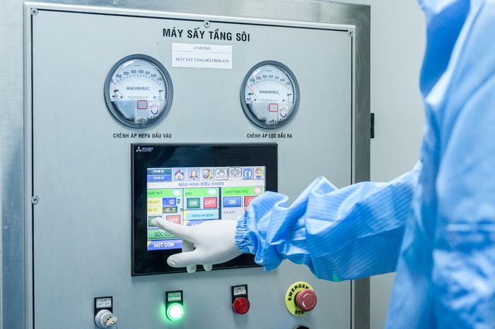  Máy sấy tầng sôi giúp sấy khô thần tốc và tạo hạt dược liệu khép kín. Tuy nhiên, để mẻ thuốc không bị vón cục hay biến chất, kỹ thuật viên phải kiểm soát cực kỳ gắt gao nhiệt độ gió vào và tốc độ phun dịch. 