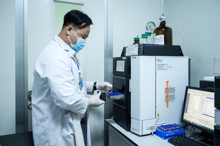  Mẫu thử sau khi sơ chế được đưa vào hệ thống phân tích tự động. Tại đây, thiết bị sẽ tự động ghi nhận và xử lý các chỉ số kỹ thuật, phục vụ việc đánh giá chất lượng lô thuốc. 