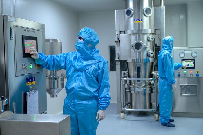 Tại khu vực sản xuất, nhân viên theo dõi sát sao toàn bộ quy trình vận hành trên hệ thống điều khiển tự động. Các công đoạn chế biến được kiểm soát chất lượng nghiêm ngặt trước khi chuyển sang khâu kế tiếp. 