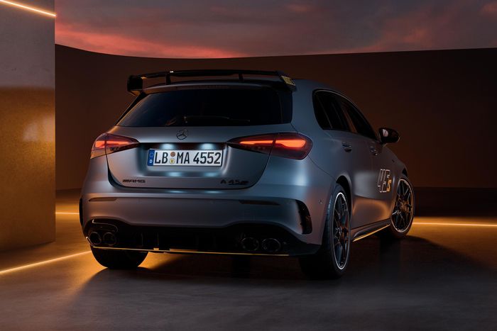  Tại Đức, Mercedes-AMG A 45 S 4MATIC+ có giá khởi điểm từ 73.929 Euro (84.700 USD). Trong đó, tùy chọn Final Edition và AMG Aerodynamics có giá lần lượt là 6.075 Euro (6.960 USD) và 1.964 Euro (2.250 USD). 