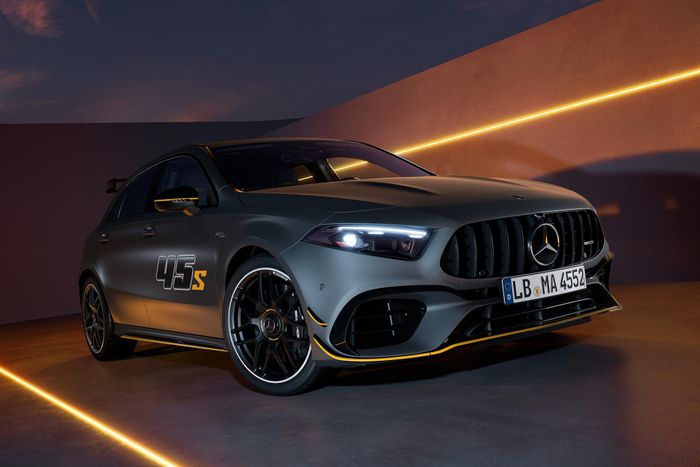  Mercedes-AMG A 45 S 4MATIC+ Final Edition được trang bị động cơ 4 xy-lanh tăng áp 2.0L mang mã M139. Được chế tạo theo triết lý "One Man, One Engine", mỗi khối động cơ được lắp ráp thủ công bởi 1 kỹ sư của AMG. 