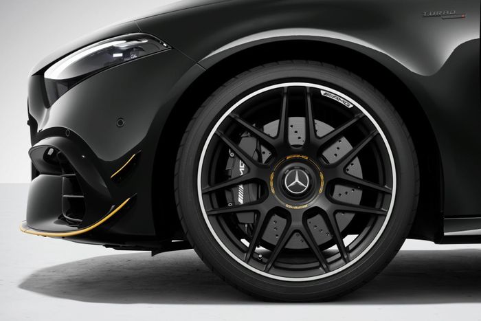  Trang bị tiêu chuẩn bao gồm bộ mâm forged kích thước 19 inch được sơn đen nhám kết hợp cùng chụp mâm với logo AMG vàng và cùm phanh sơn đen. Khách hàng có thể nâng cấp thêm gói khí động học AMG Aerodynamics. 