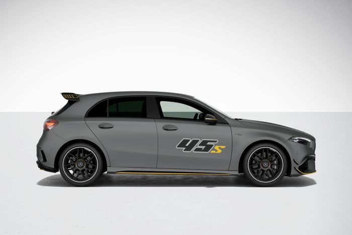  Phiên bản đặc biệt của mẫu "hot hatch" này chỉ có 2 tùy chọn màu ngoại thất là đen Jet Black và xám nhám MANUFAKTUR Mountain Grey magno, kết hợp bộ tem "45 S" trên cửa và gói ngoại thất tối màu AMG Night Package. 