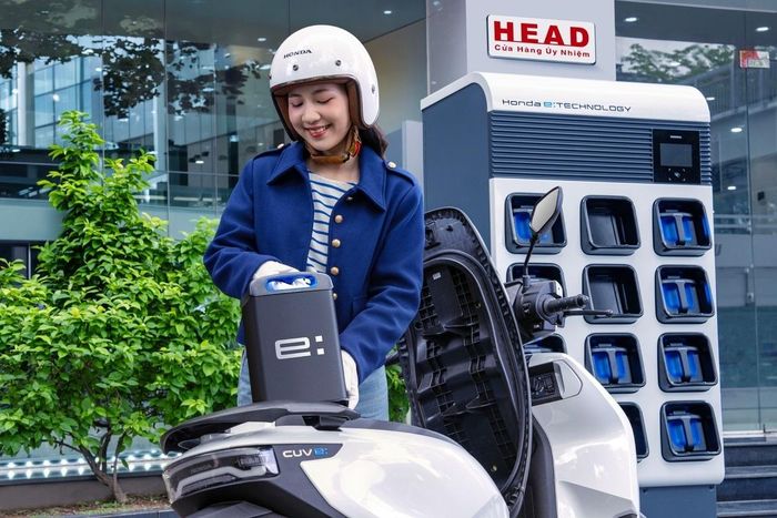  Người dùng Honda CUV e: đã có thể sử dụng tủ đổi pin. Ảnh: HVN. 
