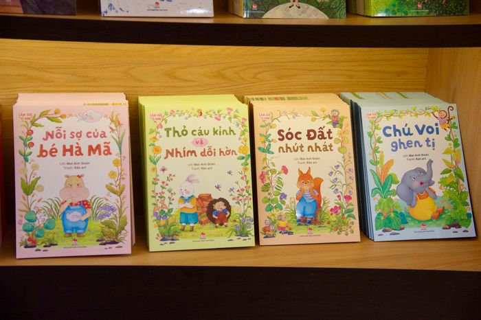  Đại diện đơn vị cho biết vào dịp hè, truyện tranh trở thành mặt hàng được nhiều phụ huynh yêu thích và tìm mua cho con, đặc biệt là nhóm tác phẩm dành cho trẻ mầm non, lớp 1-2. 