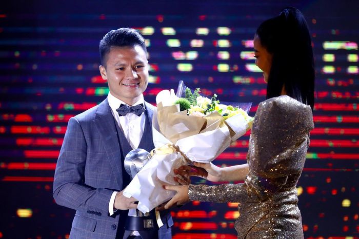  Quang Hải trên bục nhận giải Cầu thủ nam hay nhất tại AFF Awards 2019. Giải này trao hai năm một lần cho cầu thủ nam hay nhất Đông Nam Á. Quang Hải năm đó được vinh danh nhờ phong độ đỉnh cao trong giai đoạn 2018-2019. Ảnh: Minh Chiến. 