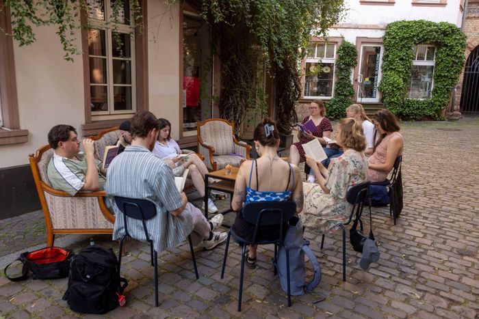  Những người tham gia câu lạc bộ cùng đọc trong im lặng suốt 1 tiếng tại Silent Book Club Mainz. 