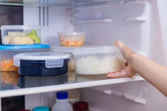 Cơm được bảo quản không đúng cách trước khi ăn, khi hâm nóng lại dễ gây ngộ độc. Ảnh: Magnific.