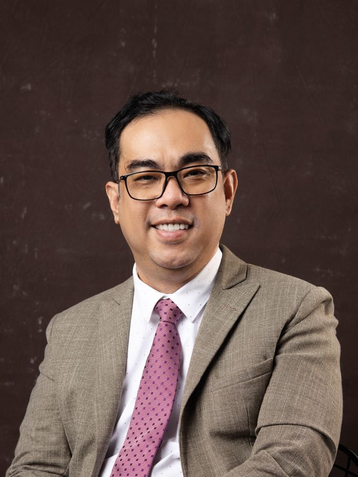  PGS.TS Nguyễn Văn Thăng Long cho rằng những cuộc tranh luận trở nên phổ biến trên mạng xã hội nhờ ba cơ chế: thuật toán, hiệu ứng đám đông và cách nội dung được thực hiện. Ảnh: NVCC. 