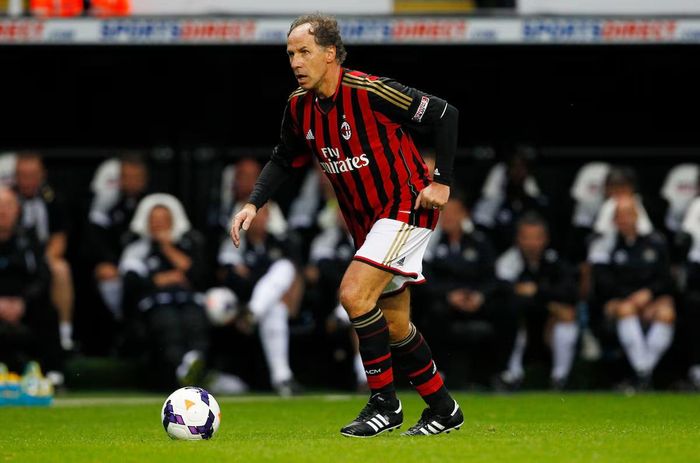 Franco Baresi dành trọn sự nghiệp cho AC Milan và trở thành biểu tượng bất tử của đội bóng áo đỏ đen.