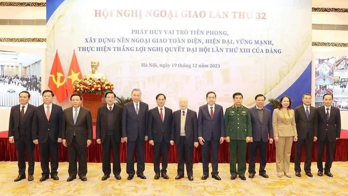  Hội nghị Ngoại giao lần thứ 32 với chủ đề “Phát huy vai trò tiên phong, xây dựng nền ngoại giao toàn diện, hiện đại, vững mạnh, thực hiện thắng lợi Nghị quyết Đại hội lần thứ XIII của Đảng”. Ảnh: Bộ Ngoại giao. 