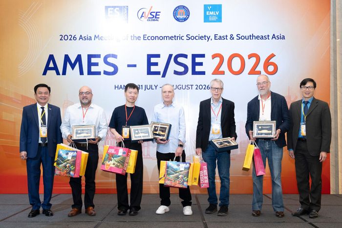 GS Lars Peter Hansen (thứ 3 từ phải sang), chủ nhân giải Nobel Kinh tế năm 2013, tham gia hội thảo AMES 2026. Ảnh: BTC.