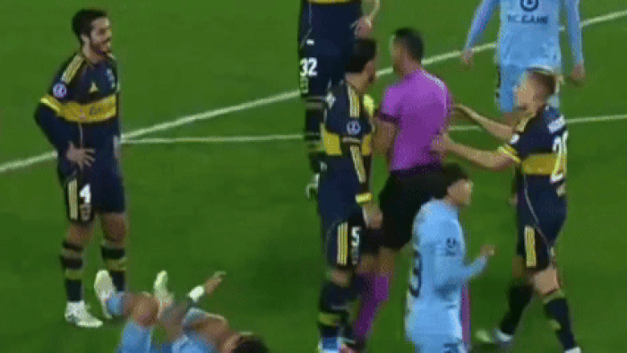 Trọng tài Wilmar Roldan đẩy Paredes hai lần trong tình huống phạm lỗi của cầu thủ Boca Juniors.