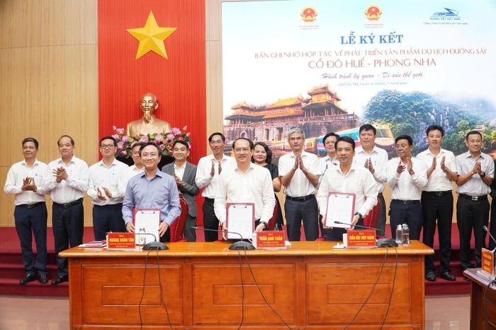  Ông Trần Anh Tuấn, Phó Tổng giám đốc Tổng công ty Đường sắt Việt Nam, cho biết sự phối hợp của chính quyền Quảng Trị và Huế là cơ sở để ngành đường sắt triển khai sản phẩm du lịch mới, góp phần quảng bá điểm đến và thúc đẩy phát triển kinh tế địa phương. Theo ông, ngoài các ga Huế, Đông Hà và Đồng Hới đã được nâng cấp, VNR đang khẩn trương hoàn thiện một số ga dừng đón, trả khách trên tuyến để kịp đưa đoàn tàu vào khai thác. Đơn vị cũng được giao phối hợp với các sở, ngành, hiệp hội du lịch và đối tác xây dựng các chương trình ưu đãi dành cho hành khách khi tuyến tàu đi vào hoạt động.