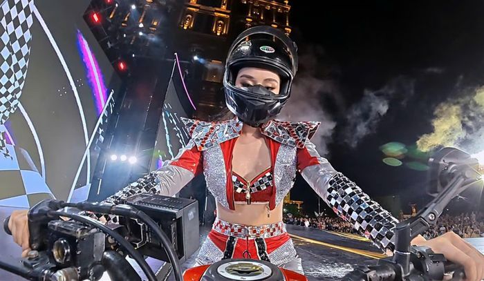 Yến Nhi lái môtô trên sân khấu Miss Grand Vietnam 2026.