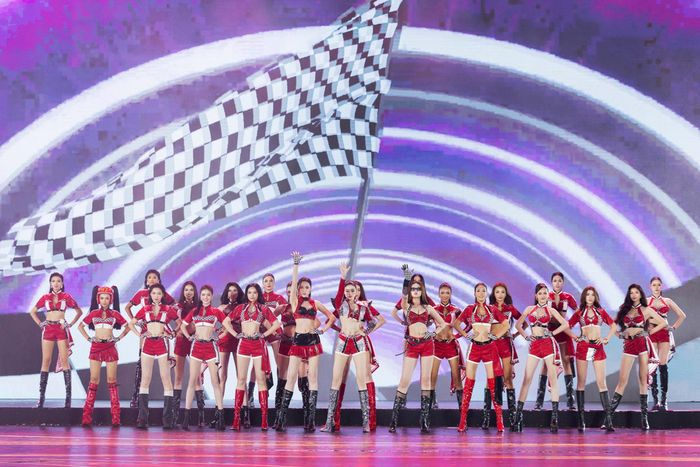 Yến Nhi và dàn thí sinh Miss Grand Vietnam 2026 đồng diễn mở đầu đêm chung kết.