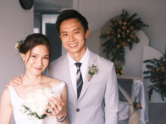  Ngoài sân cỏ, Gavin Lee vừa bước sang một cột mốc đặc biệt của cuộc đời vừa đón con đầu lòng hồi cuối tháng 5. Vợ ông - Wariya Cheersirikul - sinh con trai đầu lòng, bé Jude Kawin Lee, hôm 30/5. Nhà cầm quân 35 tuổi thừa nhận "không từ ngữ nào có thể diễn tả" cảm xúc khi lần đầu được bế con trên tay và cho biết ông còn hồi hộp hơn cả trước những trận đấu lớn của đội tuyển Singapore. 