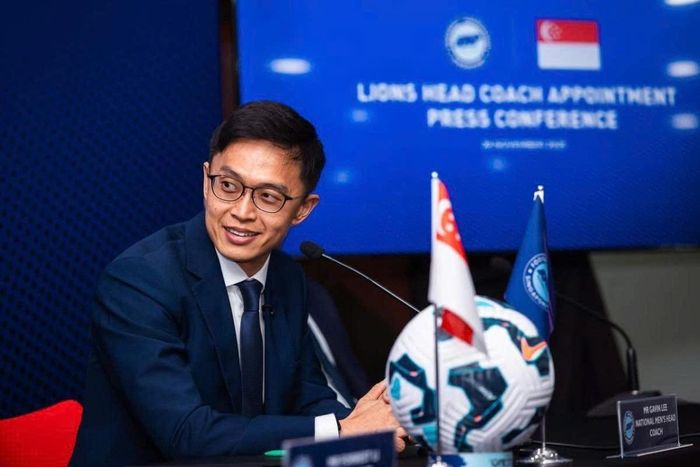  Gavin Lee đã bước vào nghiệp cầm quân từ rất sớm. Tốt nghiệp ngành Khoa học Thể thao tại Đại học Công nghệ Nanyang (NTU), ông tích lũy nhiều năm kinh nghiệm huấn luyện trước khi trở thành HLV trưởng thường trực trẻ nhất Singapore Premier League ở tuổi 28. Gavin Lee luôn khẳng định tuổi tác chưa bao giờ là rào cản bởi điều quan trọng là số giờ làm nghề và quá trình không ngừng học hỏi, theo The Straits Times. 