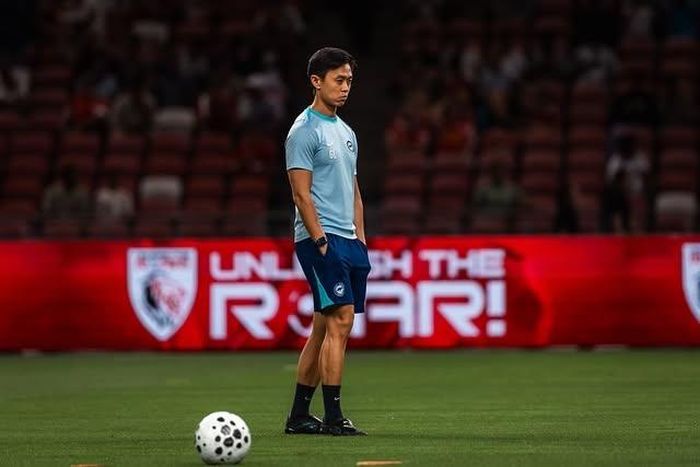  Trước khi dẫn dắt tuyển Singapore, Gavin Lee ghi dấu ấn cùng Tampines Rovers với chức vô địch Singapore Cup năm 2019. Ông cũng trải qua những thất bại nặng nề tại AFC Champions League 2021 khi đội bóng thua cả 6 trận vòng bảng. Chính quãng thời gian khó khăn ấy, theo Gavin Lee, giúp ông trưởng thành hơn và trở thành một HLV bản lĩnh. 
