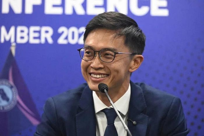  Tháng 6/2025, Gavin Lee được giao tạm quyền sau khi HLV Tsutomu Ogura rời đội tuyển vì lý do cá nhân. Chỉ trong ba trận chính thức, ông giúp Singapore thắng Ấn Độ, thắng Hong Kong và hòa Ấn Độ, qua đó lần đầu tiên đưa "Những chú sư tử" giành vé dự Asian Cup thông qua vòng loại. Thành tích lịch sử ấy giúp ông được bổ nhiệm làm HLV trưởng chính thức với hợp đồng 18 tháng. 