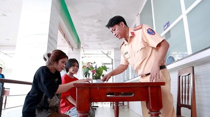 Người dân tích cực phối hợp với lực lượng Công an trong đợt tổng rà soát, số hóa hồ sơ đăng ký phương tiện