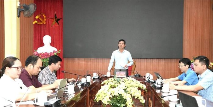 Ông Trần Việt Hùng - Phó Chủ tịch UBND xã Sơn Vĩ chủ trì cuộc họp. Ảnh: Hà Linh