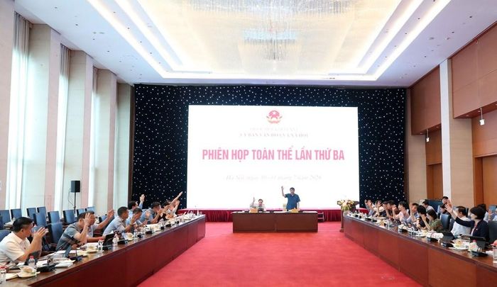 Các thành viên Ủy ban đã biểu quyết thông qua về mặt nguyên tắc dự thảo Báo cáo thẩm tra dự án Luật sửa đổi, bổ sung một số điều của Luật Xuất bản