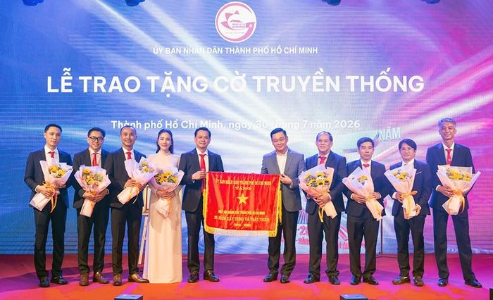 HAA nhận Cờ truyền thống của UBND TP.HCM