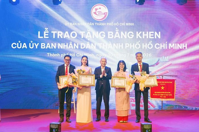 Các hội viên HAA nhận Bằng khen của UBND TP.HCM