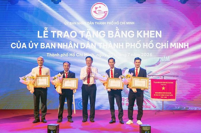 Đại diện tập thể là hội viên của HAA nhận Bằng khen của UBND TP.HCM