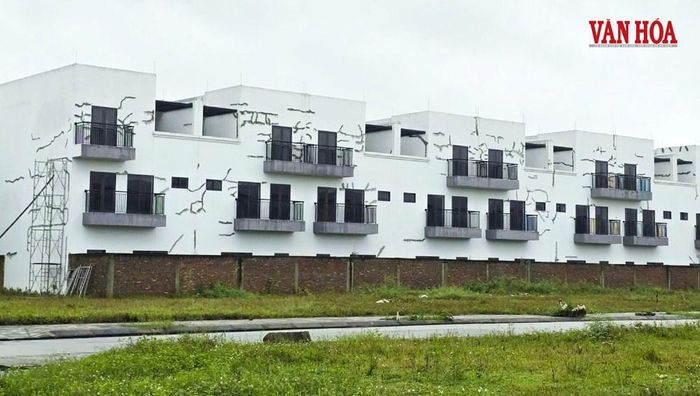 Để hoang lâu ngày, dự án có dấu hiệu xuống cấp, xuất hiện chằng chịt nứt vết chân chim...
