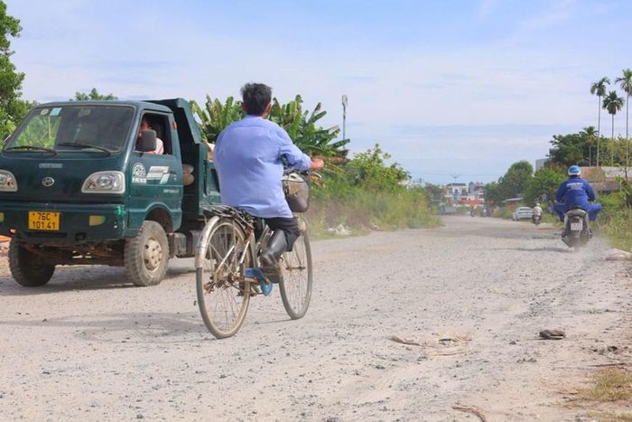 Người dân mong dự án sớm hoàn thành để chấm dứt cảnh "nắng bụi, mưa bùn"