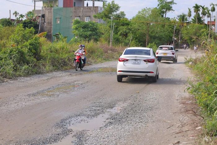 Nhiều phương tiện phải di chuyển chậm khi lưu thông qua đoạn đường xuống cấp