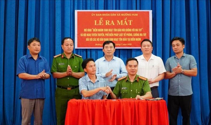 Đại diện các hộ dân ký cam kết thực hiện xây dựng cộng đồng không có ma túy