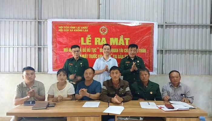 Đại diện các hộ dân trong bản ký cam kết thực hiện xóa bỏ hủ tục
