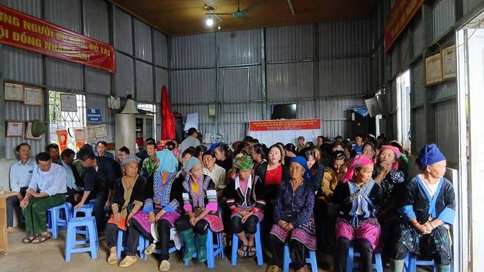 Nhân dân bản Xin Chải tham dự lễ ra mắt mô hình xóa bỏ hủ tục, phong tục lạc hậu
