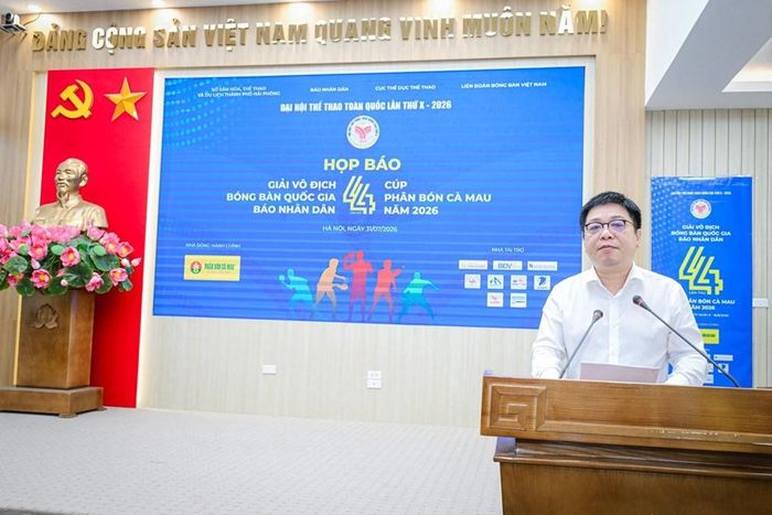 Ông Quế Đình Nguyên, Phó Tổng Biên tập Báo Nhân Dân, Phó Trưởng Ban Chỉ đạo giải phát biểu tại buổi họp báo. Ảnh: Bảo Long