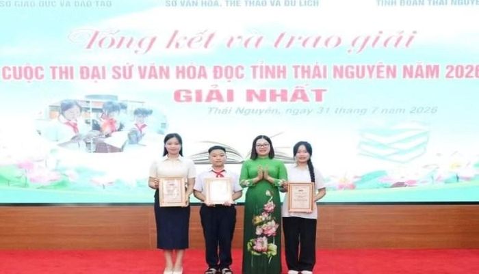 Lãnh đạo Sở Văn hóa, Thể thao và Du lịch trao giải các thí sinh