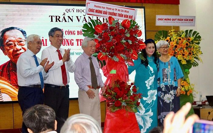 Ủy viên Ban Chấp hành Trung ương Đảng, Phó Bí thư Thành ủy, Chủ tịch Ủy ban Mặt trận Tổ quốc Việt Nam TP.HCM Nguyễn Phước Lộc tặng hoa chúc mừng Giải thưởng Trần Văn Khê năm 2026