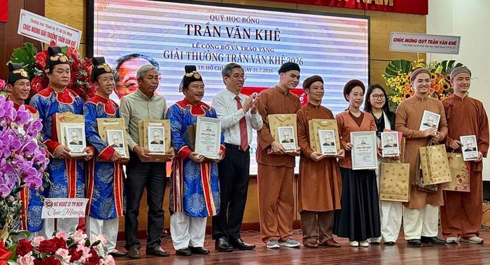 Ủy viên Ban Chấp hành Trung ương Đảng, Phó Bí thư Thành ủy, Chủ tịch Ủy ban Mặt trận Tổ quốc Việt Nam TP.HCM Nguyễn Phước Lộc trao Giải thưởng Trần Văn Khê năm 2026 cho 2 tập thể