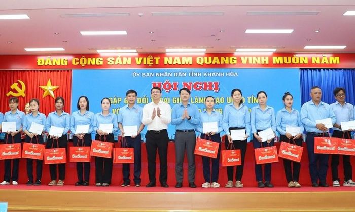 Liên đoàn Lao động tỉnh Khánh Hòa trao 100 suất quà hỗ trợ các đoàn viên, người lao động có hoàn cảnh khó khăn trên địa bàn tỉnh