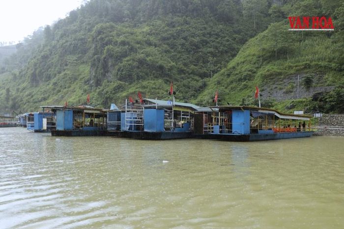 Thời điểm cuối tháng 7, tại đây xuất hiện mưa nhỏ song không ảnh hưởng đến hoạt động khai thác du lịch