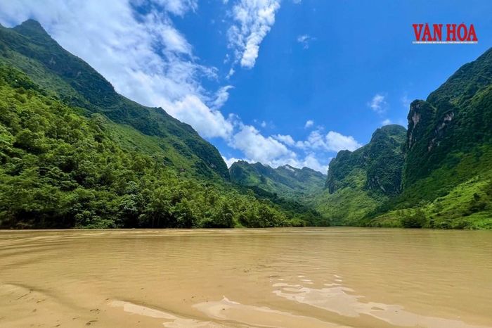 Dòng sông với màu xanh ngọc nay đã nhuộm màu phù sa
