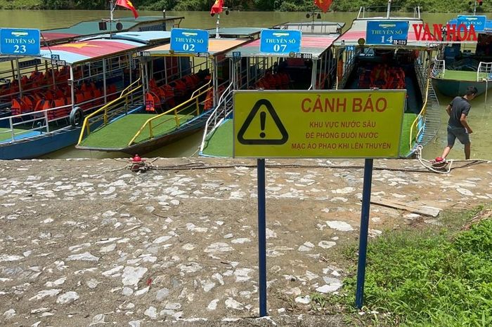 Khu vực bến tàu được cắm biển cảnh báo song nhiều du khách vẫn bất chấp, không thực hiện