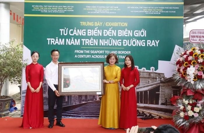 Đại diện Tổng Công ty Đường sắt Việt Nam trao tặng quà lưu niệm cho Sở Văn hóa, Thể thao và Du lịch tỉnh Lào Cai