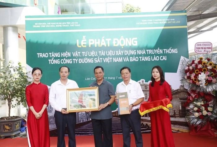 Trao tặng tài liệu, tư liệu và hiện vật về đường sắt tại buổi lễ