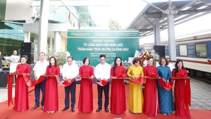 Các đại biểu cắt băng khai mạc trưng bày “Từ cảng biển đến biên giới - Trăm năm trên những đường ray” tại Ga Lào Cai